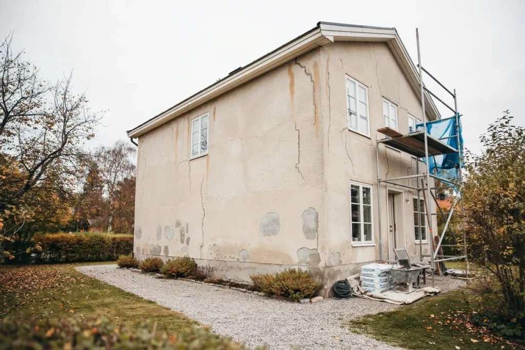 fasadrenovering p putsat hus uppt ck sprickor i tid och v lj r tt tg rd